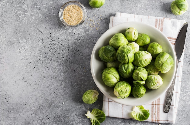 Coles de Bruselas, col, fresco, orgánico, en jarra, en, tabla, en, cocina