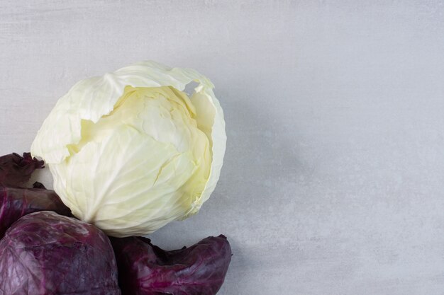 Coles frescas de color púrpura y blanco sobre la superficie de la piedra. Foto de alta calidad