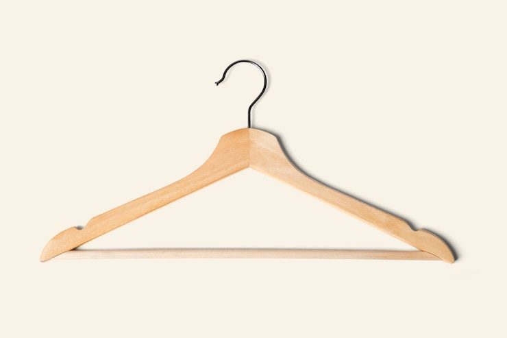 Foto gratuito colgante de ropa de madera ligero de primer plano