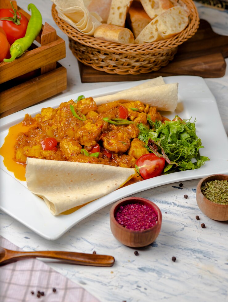 Foto gratuito coliflor asada con brotes, frijoles y servida con salsa de tomate y hierbas.