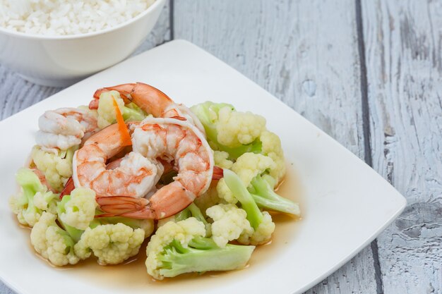 Coliflor blanca fresca en el plato