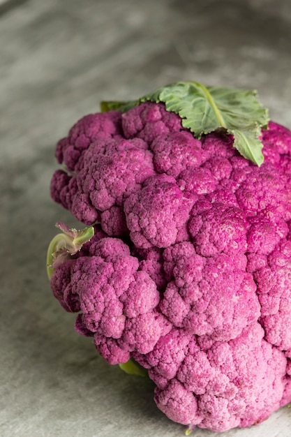 Foto gratuita coliflor rosa de alto ángulo de cerca