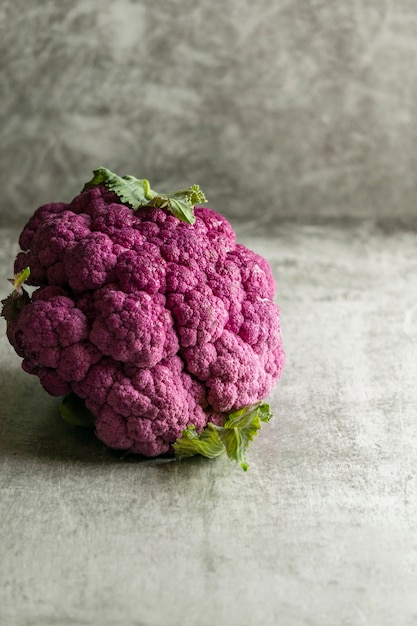 Coliflor rosa de alto ángulo en la mesa