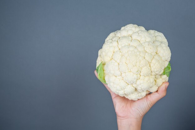 Coliflor sobre un fondo gris.