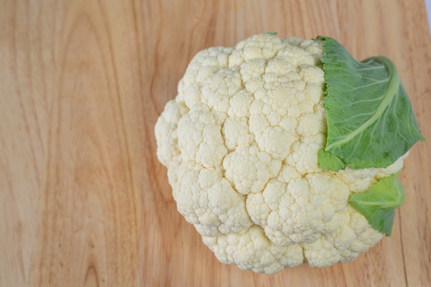 Coliflor en el suelo de madera.