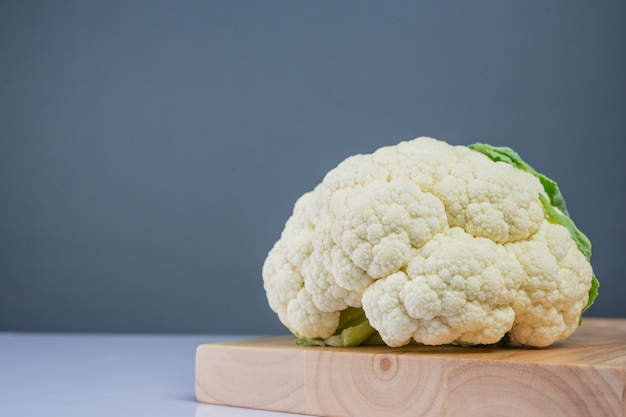 Coliflor en el suelo de madera.