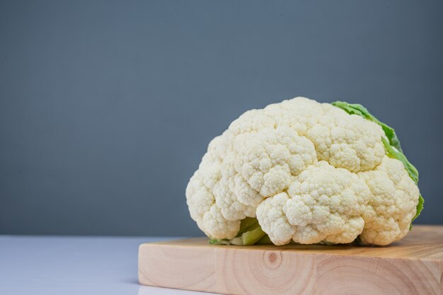 Coliflor en el suelo de madera.