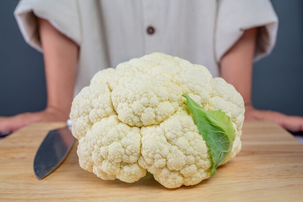 Coliflor en el suelo de madera.