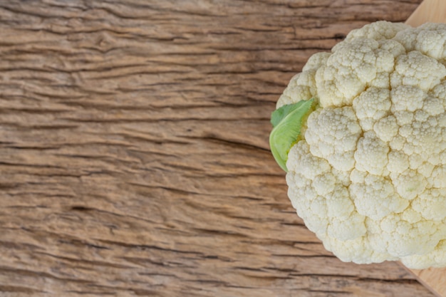 Foto gratuita coliflor en el suelo de madera.