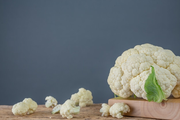 Coliflor en el suelo de madera.