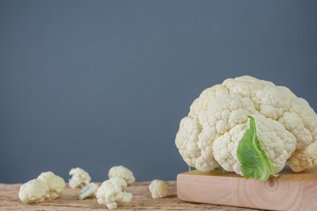 Coliflor en el suelo de madera.