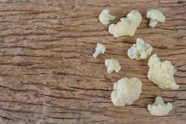 Foto gratuita coliflor en el suelo de madera.