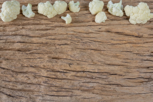 Coliflor en el suelo de madera.