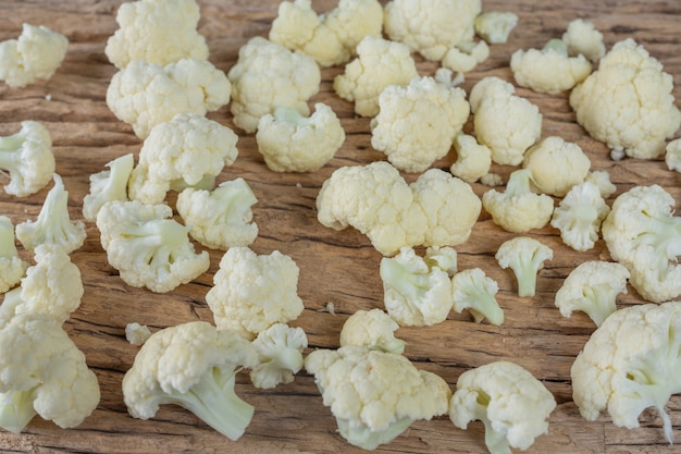 Coliflor en el suelo de madera.