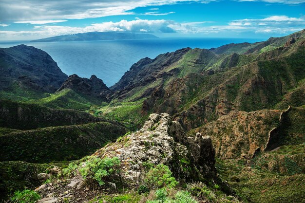 Colina contra el fondo del hermoso paisaje montañoso