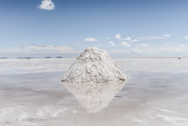 Colina de nieve en el lago congelado con el cielo