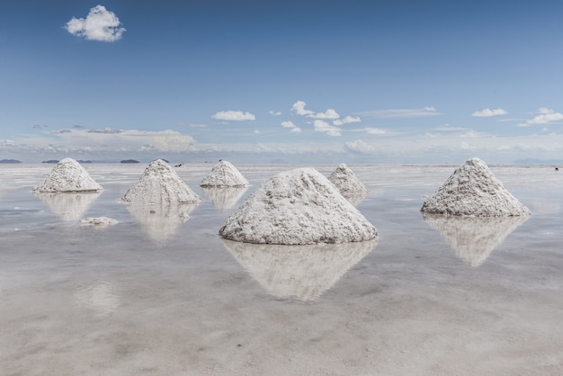 Colinas de nieve en el lago congelado con el cielo