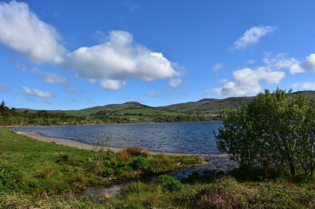 Colinas y tierras de cultivo que rodean el depósito de agua de Ennerdale en el norte de Inglaterra