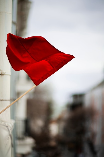 Foto gratuita collage de bandera roja en la ciudad