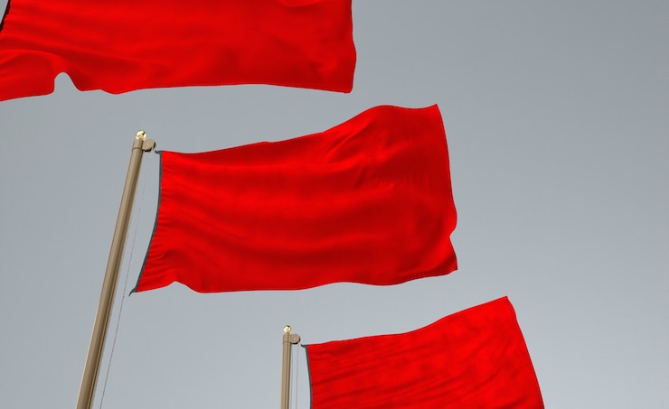Foto gratuito collage de bandera roja en imagen en blanco