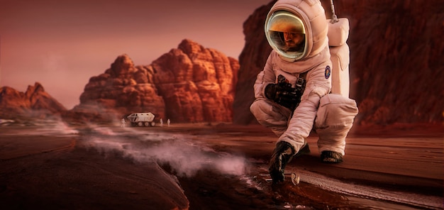 Collage creativo del planeta marte con astronauta