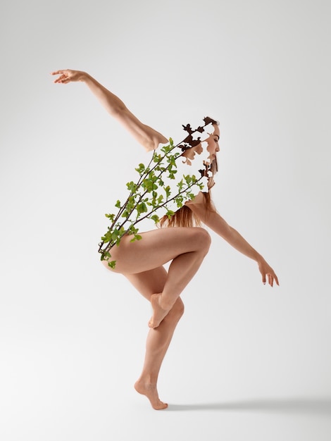 Foto gratuita collage de mujer y flores de tiro completo