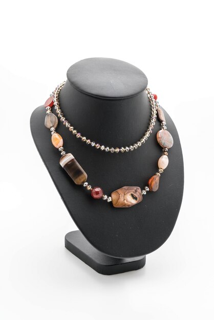collar hermoso y de lujo en el cuello de la joyería
