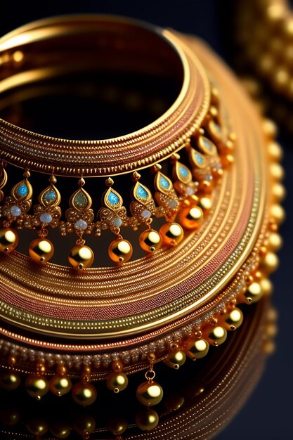 Un collar de oro con piedras azules y cuentas de oro.