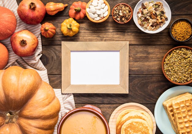 Coloca la comida de otoño en hoja rayada con marco