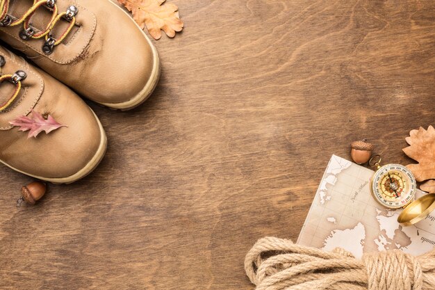 Colocación plana de botas con cuerda y hojas de otoño