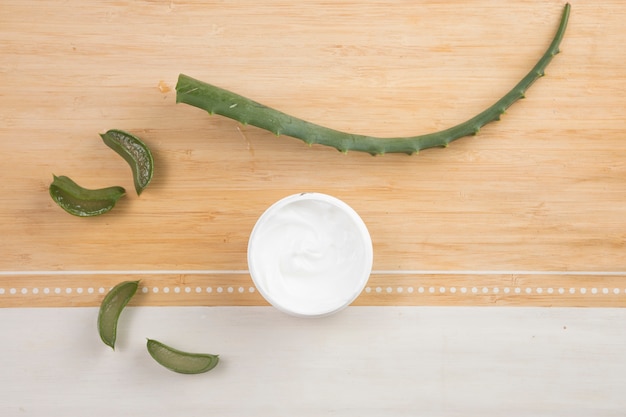 Colocación plana de crema corporal natural y aloe vera