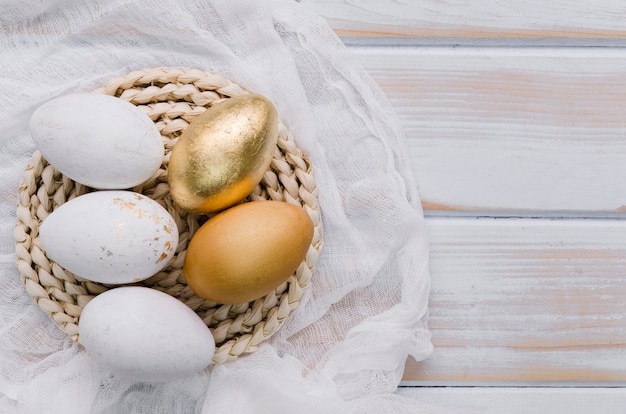 Foto gratuita colocación plana de huevos de pascua en mantel individual