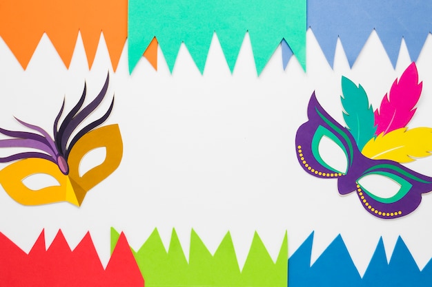 Colocación plana de recortes de papel y máscaras de carnaval