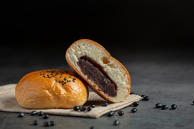 Colocar bollos de pasta de frijoles negros horneados sobre tela marrón