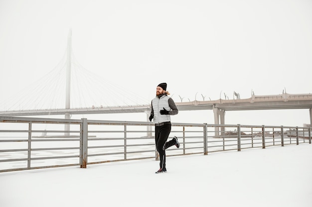 Colocar hombre corriendo al aire libre full shot