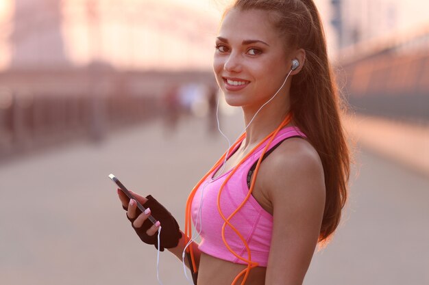 Colocar joven mujer en ropa deportiva al aire libre