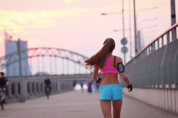 Colocar joven mujer en ropa deportiva al aire libre