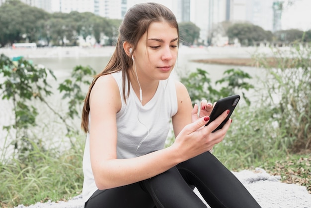 Colocar joven revisando su teléfono móvil