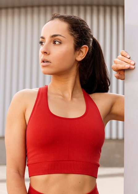 Colocar joven en ropa deportiva posando