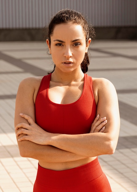 Foto gratuita colocar joven en ropa deportiva posando