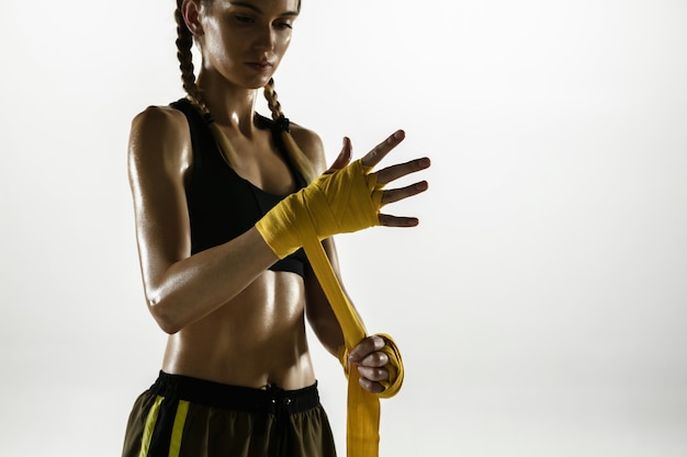 Foto gratuita colocar mujer caucásica en ropa deportiva de boxeo aislado sobre fondo blanco.