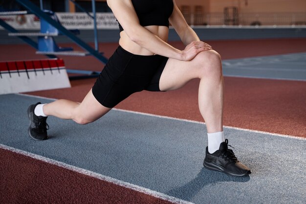 Foto gratuita colocar mujer estirando en la vista lateral del gimnasio