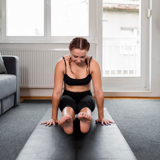 Colocar mujer haciendo yoga en casa