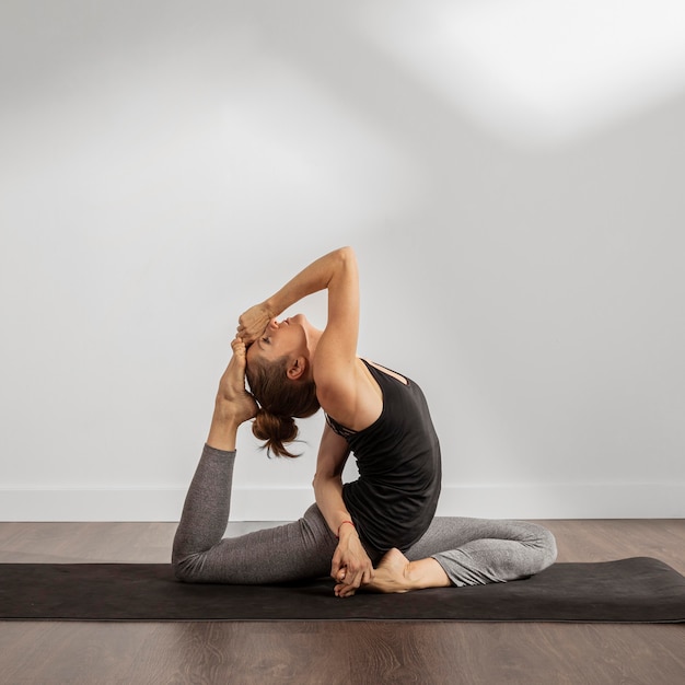 Colocar mujer haciendo yoga en casa