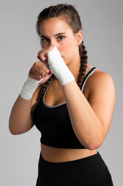 Foto gratuita colocar mujer en posición de combate