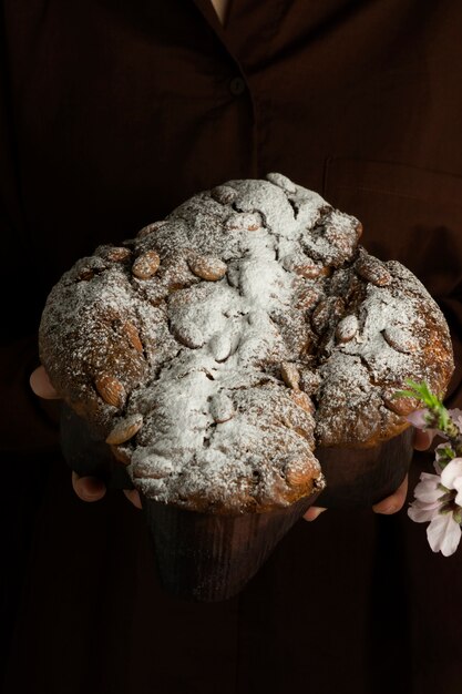 Colomba con almendras y flores de alto ángulo