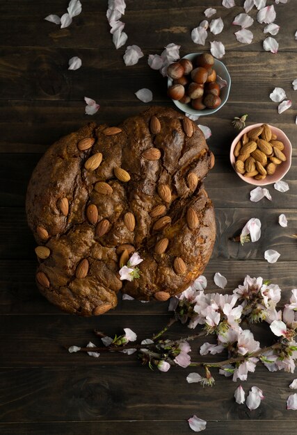 Colomba con almendras y flores planas