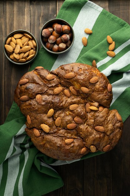 Colomba con chocolate y almendras flat lay