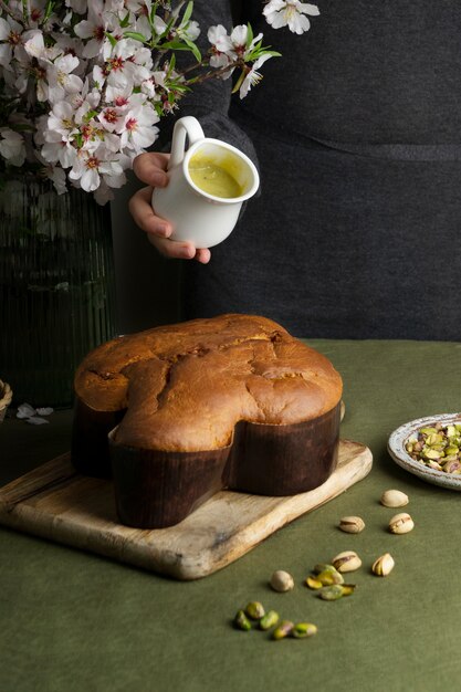 Colomba y pistacho deliciosos de alto ángulo