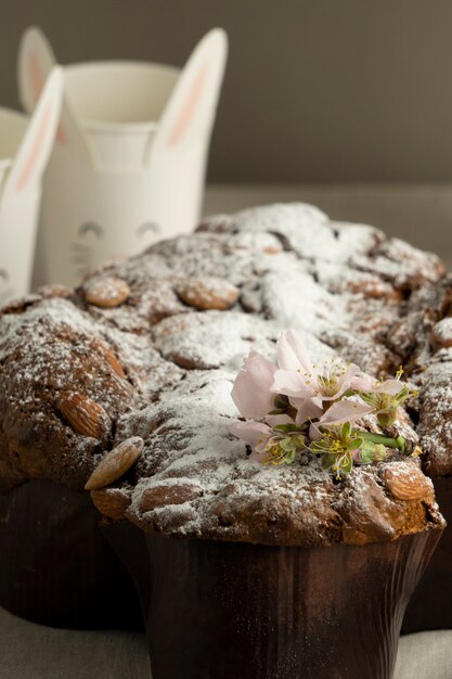 Colomba con polvo y flor alto ángulo